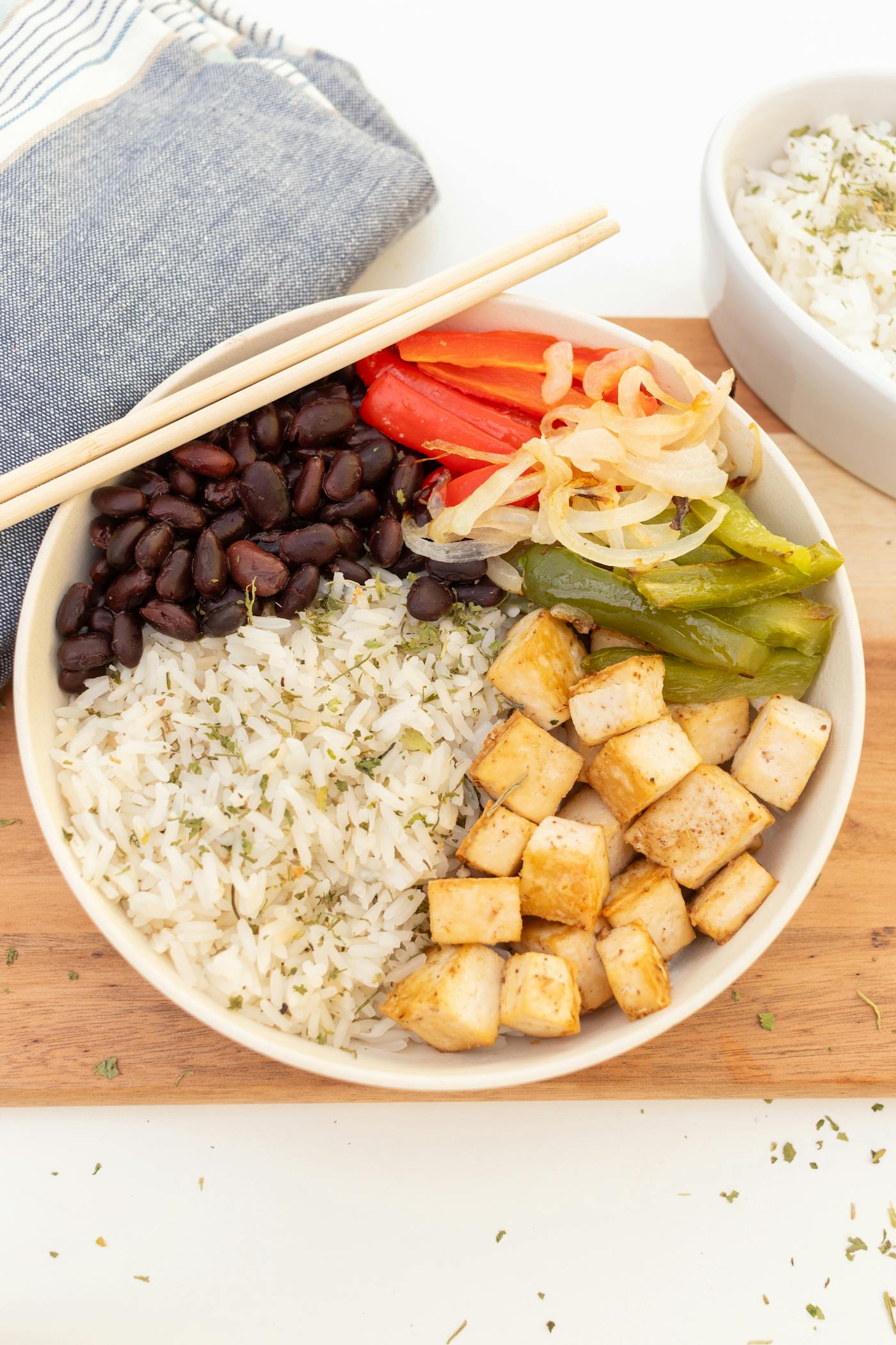 Buddha bowl z tofu, ryżem i pieczoną papryką - gotowe danie