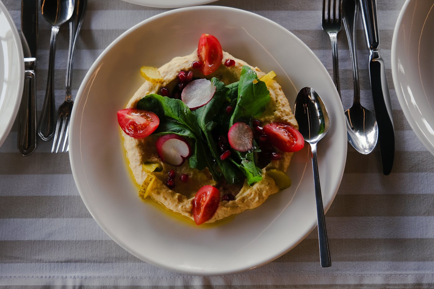 Hummus z pieczoną ciecierzycą i warzywami - gotowe danie